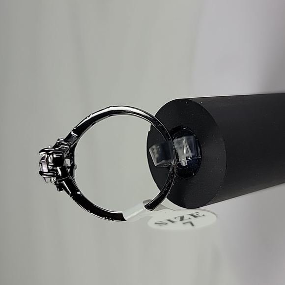 Fragrant jewels iridescent square cut Swarovski ring - Picture 5 of 6